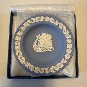 Vintage Wedgewood Blue Jasperware Round Sleigh Trinket/tray original Box.